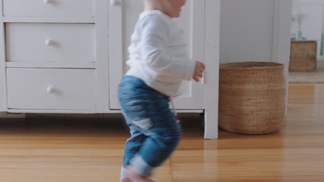 Lindo-Bebé-Aprendiendo-A-Caminar-Niño-Pequeño-Explorando-Casa-Bebé-Curioso-Caminando-Por-La-Casa-Disfrutando-De-La-Infancia