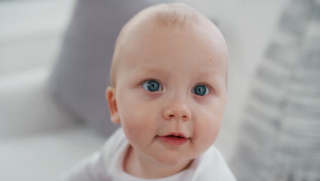 Porträt-Eines-Glücklichen-Babys-Mit-Wunderschönen-Blauen-Augen,-Das-Neugierig-Aussieht,-Ein-Kleinkind-Lächelt-Und-Das-Leben-Genießt.-Gesundes-Kleines-Kleinkind-Zu-Hause,-4K
