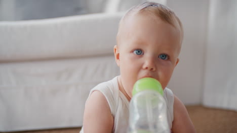 Süßes-Baby,-Das-Milch-In-Der-Flasche-Trinkt,-Gesundes-Kleinkind-Zu-Hause-4k