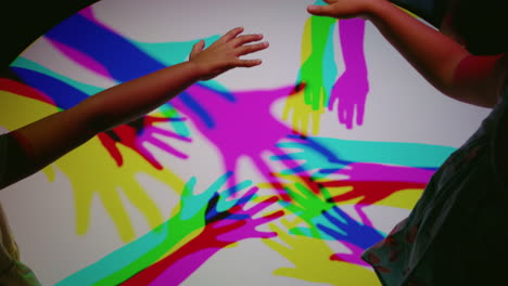 Fröhliche-Bunte-Hände-Feiern-Die-Regenbogenkultur-Für-Das-Multikulturelle-Feier-Gleichheits-Teamwork-Konzept-Der-Globalen-Gemeinschaft