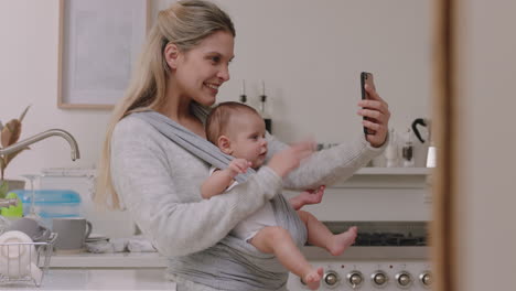Glückliche-Mutter-Und-Baby-Beim-Video-Chat-Mit-Dem-Smartphone.-Mutter-Hält-Kleinkind-Und-Genießt-Es,-Den-Lebensstil-Der-Mutterschaft-In-Den-Sozialen-Medien-Zu-Teilen