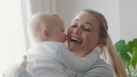 Glückliche-Mutter,-Die-Zu-Hause-Mit-Dem-Baby-Spielt-Und-Lächelt,-Die-Mutterschaft-Genießt-Und-Sich-Spielerisch-Um-Das-Süße-Kleinkind-Kümmert