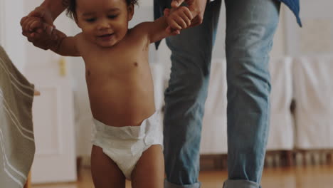 Baby-Lernt-Laufen-Kleinkind-Unternimmt-Erste-Schritte-Mit-Vater-Und-Hilft-Kleinkind,-Kind-Zu-Hause-Zu-Unterrichten