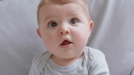 Porträt-Eines-Glücklichen,-Lächelnden-Babys,-Das-Neugierig-Aussieht-Und-Das-Leben-Genießt.-4K-Videos
