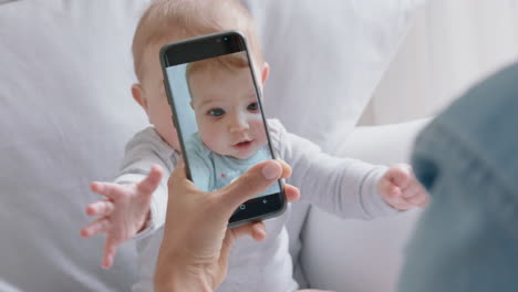 Mutter-Fotografiert-Ihr-Baby-Mit-Dem-Smartphone-Und-Genießt-Es,-Niedliche-Kleinkinder-Zu-Fotografieren,-Die-Ihren-Mutterschaftslebensstil-In-Den-Sozialen-Medien-Teilen