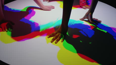 Bunte-Hände-Von-Kindern,-Die-Spaß-Beim-Spielen-In-Mehrfarbigem-Licht-Haben.-Kinder-Genießen-Ein-Spielerisches-Spiel-Mit-Regenbogenfarbenen-Silhouetten