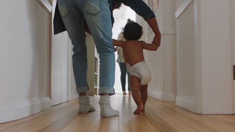 Baby-Unternimmt-Erste-Schritte-Und-Lernt-Laufen,-Während-Mutter-Und-Vater-Das-Kleinkind-Zu-Hause-Unterrichten-Und-Die-Elternschaft-Genießen