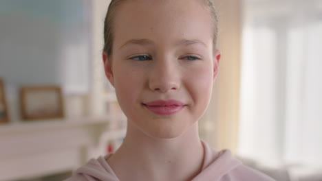 Porträt-Eines-Schönen-Teenager-Mädchens,-Das-Zu-Hause-Lächelt-Und-Selbstbewusst-Aussieht,-Im-Teenager-Selbstbild-Konzept,-4K-Videos