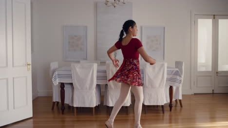 Schönes-Ballerina-Mädchen-Im-Teenageralter-Tanzt,-Indem-Es-Balletttanzbewegungen-übt-Und-Zu-Hause-4k-Spielerisch-Probt