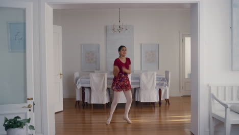 Fröhliches-Teenager-Mädchen-Tanzt,-Hat-Spaß-Beim-Tanzen-Und-Feiert-Verspielte-Teenager,-Die-Zu-Hause-Die-Freiheit-Genießen,-4K-Videos