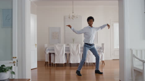 Hombre-Gracioso-Bailando-En-Casa-Celebrando-El-éxito-Con-Extraños-Movimientos-De-Baile-De-La-Victoria-Divirtiéndose-Sintiéndose-Exitoso-4k