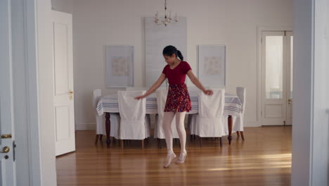 Feliz-Bailarina-Adolescente-Bailando-Practicando-Movimientos-De-Ballet-Ensayando-En-Casa-4k