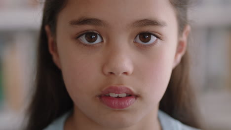 Porträt-Eines-Glücklichen-Kleinen-Mädchens-Mit-Natürlicher-Kindlicher-Unschuld,-Das-Ein-Fröhliches-Kind-Mit-Ernstem-Gesichtsausdruck-Sieht,-4K-Videos