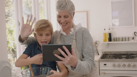 Großmutter-Und-Kind-Nutzen-Tablet-Computer-Und-Unterhalten-Sich-Per-Video.-Kleiner-Junge-Teilt-Sein-Urlaubswochenende-Mit-Oma-Und-Genießt-Es,-Zu-Hause-Mit-Seinem-Enkel-über-Mobile-Technologie-Zu-Chatten