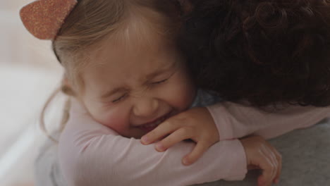 Fröhliches-Kleines-Mädchen-Umarmt-Mutter-Lächelnd-Umarmt-Tochter-Liebevolles-Kind-Genießt-Zuneigung-Zu-Hause-Familienkonzept-4K-Videos