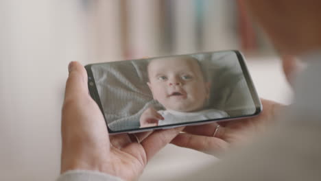 Mutter-Führt-Video-Chat-Mit-Ihrem-Baby-über-Ihr-Smartphone.-Mutter-Spricht-Mit-Einem-Lustigen-Kleinkind-Mit-Schnurrbart-Und-Schnuller-Auf-Dem-Handy-Bildschirm-Und-Genießt-Den-Chat-Mit-Dem-Kind-In-4K-Aufnahmen