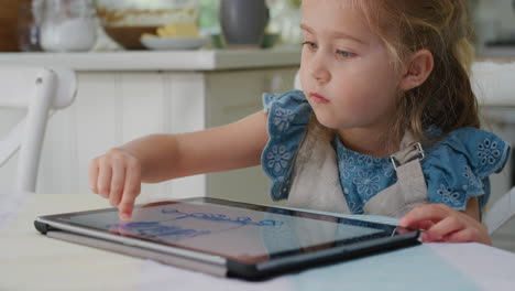 Glückliches-Kind,-Das-Einen-Tablet-Computer-Benutzt.-Kleines-Mädchen,-Das-Bilder-Auf-Einem-Touchscreen-Gerät-Zeichnet-Und-Die-Kreativität-Seiner-Kindheit-Genießt,-Indem-Es-Spiele-Auf-Einem-Mobilen-Gerät-Zu-Hause-In-4K-Spielt