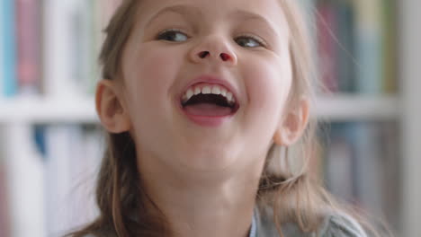 Porträt-Eines-Schönen-Kleinen-Mädchens,-Das-Mit-Natürlicher-Kindlicher-Neugier-Lächelt-Und-Ein-Fröhliches-Kind-Mit-Unschuldigem,-Verspieltem-Gesichtsausdruck-Sieht.-4K-Videos