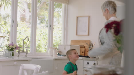 Glückliche-Großmutter-Tanzt-Mit-Kleinem-Jungen-In-Der-Küche-Oma-Hat-Spaß-Beim-Tanzen-Mit-Enkel-Und-Feiert-Das-Familienwochenende-Zu-Hause