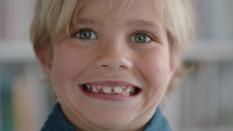 Porträt-Eines-Glücklichen-Kleinen-Jungen,-Der-Mit-Natürlicher-Kindlicher-Neugier-Lächelt-Und-Ein-Fröhliches-Kind-Mit-Unschuldigem,-Verspieltem-Gesichtsausdruck-Sieht.-4K-Videos
