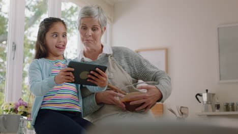 Glückliches-Kleines-Mädchen,-Das-Einen-Tablet-Computer-Benutzt-Und-Ein-Foto-Mit-Großmutter-In-Der-Küche-Macht.-Oma-Posiert-Mit-Enkelin,-Die-Ihr-Wochenende-Mit-Oma-In-Den-Sozialen-Medien-Teilt