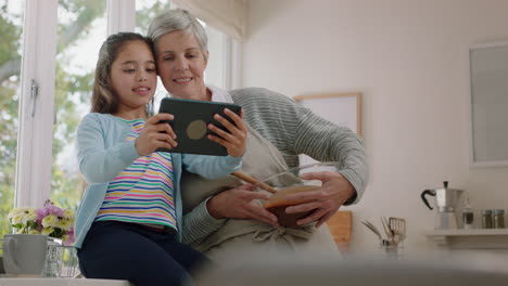 Glückliches-Kleines-Mädchen,-Das-Einen-Tablet-Computer-Benutzt-Und-Ein-Foto-Mit-Großmutter-In-Der-Küche-Macht.-Oma-Posiert-Mit-Enkelin,-Die-Ihr-Wochenende-Mit-Oma-In-Den-Sozialen-Medien-Teilt
