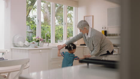 Glückliche-Großmutter-Tanzt-Mit-Kleinem-Mädchen-In-Der-Küche-Oma-Hat-Spaß-Beim-Tanzen-Mit-Enkelin-Und-Feiert-Das-Familienwochenende-Zu-Hause