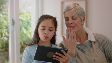 Großmutter-Und-Kind-Nutzen-Tablet-Computer-Und-Unterhalten-Sich-Per-Video.-Kleines-Mädchen-Teilt-Ihr-Urlaubswochenende-Mit-Oma-Und-Genießt-Es,-Zu-Hause-Mit-Ihrer-Enkelin-über-Mobile-Technologie-Zu-Chatten
