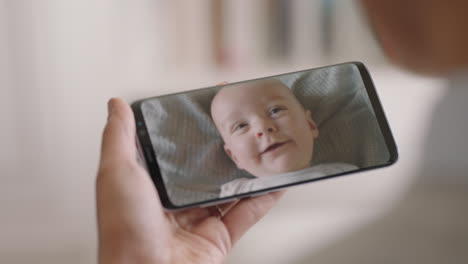 Mutter-Führt-Per-Smartphone-Einen-Videochat-Mit-Ihrem-Baby.-Mutter-Spricht-Mit-Ihrem-Kleinkind-Auf-Dem-Bildschirm-Ihres-Mobiltelefons-Und-Genießt-Den-Chat-Mit-Dem-Kind-In-4K-Aufnahmen