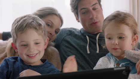 Glückliche-Familie,-Die-Zu-Hause-Einen-Tablet-Computer-Nutzt,-Mutter-Und-Vater-Mit-Kindern,-Die-Sich-Unterhaltung-Ansehen,-Ein-Spiel-Auf-Einem-Touchscreen-Gerät-Spielen-Und-Lernen,-Gemeinsam-Spaß-Zu-Haben,-4K-Videos