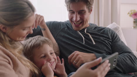 Glückliche-Familie-Mit-Kleinem-Jungen,-Die-Per-Video-Chat-Mit-Dem-Smartphone-Auf-Dem-Bildschirm-Winkt-Und-Die-Mobiltelefonkommunikation-Zu-Hause-In-4K-Videos-Genießt