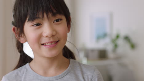 Porträt-Eines-Glücklichen-Kleinen-Asiatischen-Mädchens,-Das-Spielerisch-Lächelt-Und-Grimassen-Schneidet-Und-Lustige,-Positive-4K-Videos-Aus-Der-Kindheit-Genießt