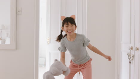 Fröhliches-Kleines-Asiatisches-Mädchen,-Das-Fangen-Spielt,-Während-Die-Mutter-Durch-Das-Haus-Rennt-Und-Einen-Lustigen-Wochenendmorgen-Mit-Ihrem-Kind-Genießt,-4K-Videos