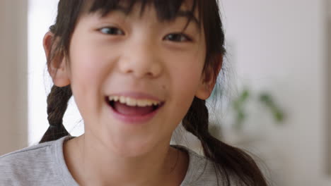 Porträt-Eines-Glücklichen-Kleinen-Asiatischen-Mädchens,-Das-Spielerisch-Lacht-Und-Spaß-Hat,-Positive-4K-Videos-Aus-Der-Kindheit