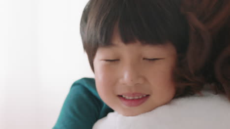 Feliz-Niño-Asiático-Abrazando-A-Madre-Sonriendo-Abrazando-A-Su-Hijo-Disfrutando-Del-Amor-Maternal-Lindo-Niño-Dando-Un-Abrazo-A-Mamá-Mostrando-Afecto-En-Casa-Concepto-Familiar-Imágenes-4k