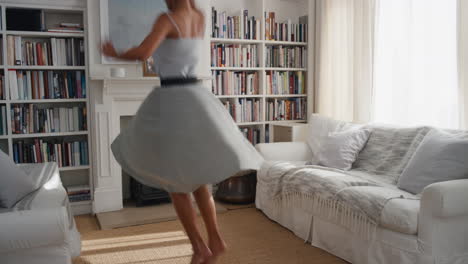 Mujer-Bailando-Feliz-Celebrando-Con-Baile-De-Victoria-Divirtiéndose-Disfrutando-Del-éxito-Usando-Un-Hermoso-Vestido-En-Casa-4k