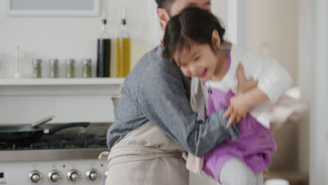 Fröhliche-Asiatische-Familie-Tanzt-In-Der-Küche,-Vater-Genießt-Tanz-Mit-Tochter,-Kleines-Mädchen-Lacht-Und-Genießt-Aufregendes-Wochenende-Zu-Hause,-4K-Videos