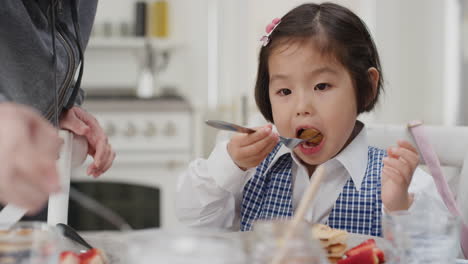Süßes-Kleines-Asiatisches-Mädchen-Beim-Frühstück,-Vater-Bereitet-Waffeln-Für-Tochter-Zu-Und-Genießt-Köstliche-Hausgemachte-Mahlzeit-In-Der-Küche-Zu-Hause-Und-Bereitet-Sich-Auf-Die-Schule-Vor-4k