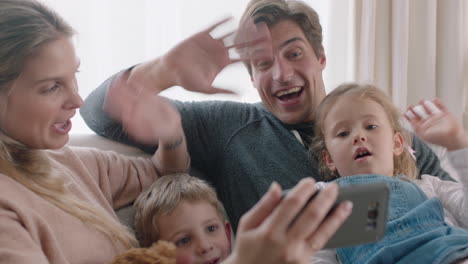 Glückliche-Familie-Beim-Video-Chat-Mit-Dem-Smartphone-Zu-Hause,-Mutter-Und-Vater-Mit-Kindern,-Die-Gemeinsam-Auf-Dem-Mobiltelefon-Chatten,-4K-Videos