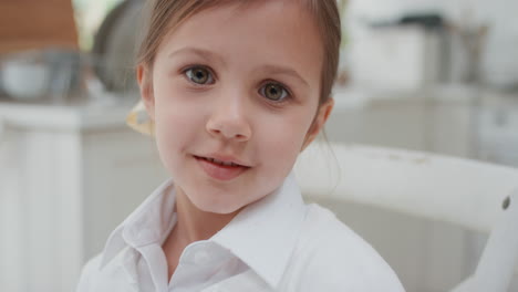 Porträt-Eines-Schönen-Kleinen-Mädchens,-Das-Lächelt-Und-Ein-Glückliches-Kind-Sieht,-Das-Das-Konzept-Der-Kindheit-Genießt,-4K-Videos