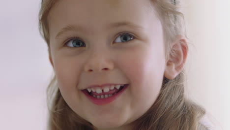 Porträt-Eines-Glücklichen-Kleinen-Mädchens,-Das-Mit-Verspieltem-Gesichtsausdruck-Lächelt-Und-Ein-Fröhliches-Kind-Aussieht,-Das-4K-Videos-Aus-Der-Kindheit-Genießt