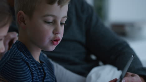 Familie-Nutzt-Tablet-Computer,-Mutter-Und-Vater-Beobachten-Kinder-Beim-Spielen-Auf-Einem-Touchscreen-Gerät-Und-Lernen,-Wie-Sie-Vor-Dem-Schlafengehen-Zu-Hause-Gemeinsam-Spaß-Haben,-4K-Videos