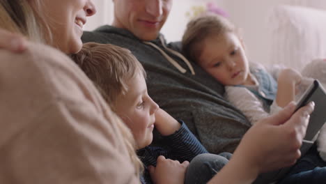 Glückliche-Familie,-Die-Zu-Hause-Einen-Tablet-Computer-Nutzt,-Mutter-Und-Vater-Mit-Kindern,-Die-Sich-Unterhaltung-Ansehen,-Ein-Spiel-Auf-Einem-Touchscreen-Gerät-Spielen-Und-Lernen,-Gemeinsam-Spaß-Zu-Haben,-4K-Videos