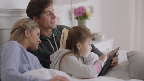 Glückliche-Familie-Mit-Tablet-Computer-Im-Bett,-Mutter-Und-Vater-Mit-Kindern,-Die-Sich-Unterhaltung-Ansehen,-Ein-Spiel-Auf-Einem-Touchscreen-Gerät-Spielen-Und-Lernen,-Gemeinsam-Spaß-Am-Wochenendmorgen-Zu-Haben,-4K-Videos