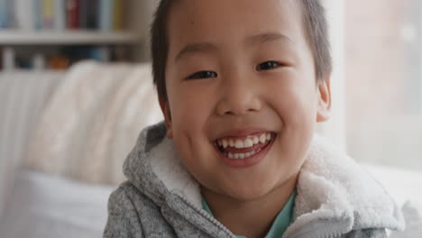 Porträt-Eines-Lustigen-Kleinen-Asiatischen-Jungen,-Der-Lächelnd-In-Die-Kamera-Blickt-Und-Einen-Frechen,-Fröhlichen,-Verspielten-Gesichtsausdruck-Hat,-Der-Das-Konzept-Des-Kindheitszeugnisses-Genießt,-4K-Videos