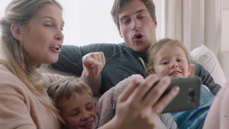 Familia-Feliz-Teniendo-Video-Chat-Usando-Un-Teléfono-Inteligente-En-Casa-Madre-Y-Padre-Con-Niños-Charlando-Juntos-Por-Teléfono-Móvil-Imágenes-De-4k