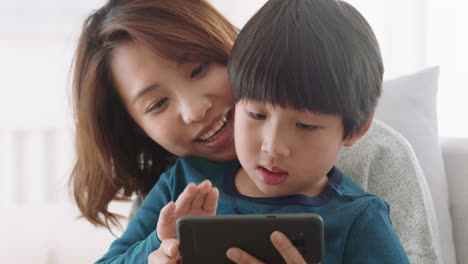 Asiatische-Mutter-Und-Kind-Nutzen-Smartphone-Und-Unterhalten-Sich-Per-Video.-Kleiner-Junge-Mit-Mutter-Winkt-Und-Teilt-Sein-Urlaubswochenende-Mit-Seinem-Sohn,-Der-Sich-Beim-Chatten-Auf-Dem-Mobiltelefon-In-4K-Aufnahmen-Vergnügt