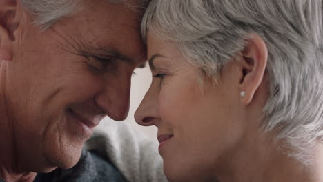 Glückliches-Reifes-Paar,-Das-Sich-Umarmt-Und-Eine-Romantische-Verbindung-Teilt,-Eine-Lange-Beziehung-Genießt-Und-Gemeinsam-In-Den-Ruhestand-Geht,-4K-Videos