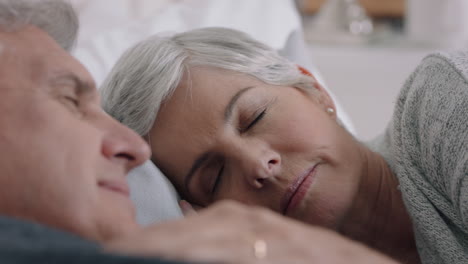 Glückliches-älteres-Paar,-Das-Zusammen-Im-Bett-Liegt-Und-Sich-Müde-Fühlt-Und-Die-Entspannung-Zu-Hause-Genießt,-Friedlichen-Ruhestand,-4K-Videos