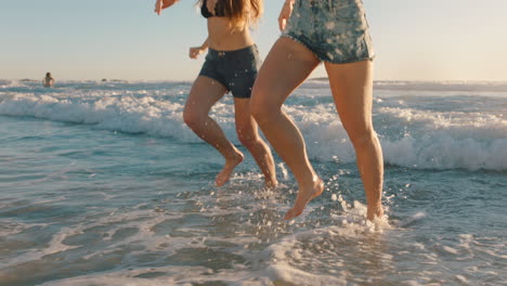 Beste-Freunde-Am-Strand,-Die-Spaß-Daran-Haben,-Im-Meerwasser-Zu-Planschen.-Teenager-Mädchen-Genießen-Verspielte-Spiele-An-Warmen-Sommertagen